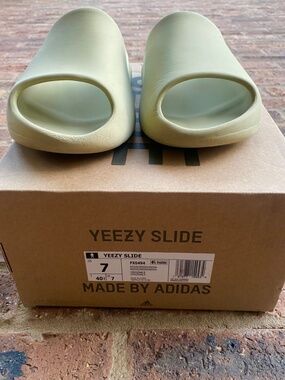 adidas Yeezy Slide 'Resin', Green, size 7